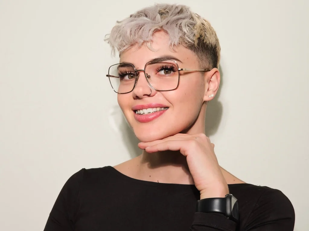 Fiatal nő fogszabályzóval